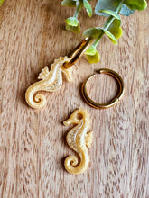 Charger l'image dans la galerie, Duo de pépites hippocampe (jaune doré paillettes)