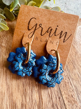 Charger l'image dans la galerie, Créoles &amp; doubles fleurs (bleu jean créoles dorées)