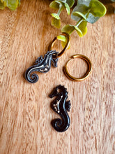 Charger l'image dans la galerie, Duo de pépites hippocampe (noire doré paillettes)