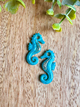 Charger l'image dans la galerie, Duo de pépites hippocampe (turquoise doré paillettes)
