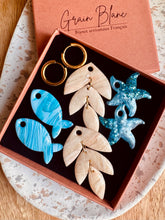 Charger l'image dans la galerie, Kit/Cadeau « duo de pépites » - 3 pampilles + créoles (bleu-crème-doré)