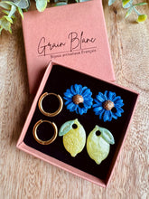 Charger l'image dans la galerie, Kit/Cadeau « duo de pépites » - 2 pampilles + créoles- (bleu-jaune-doré)