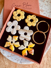 Charger l'image dans la galerie, Kit/Cadeau « duo de pépites » - 3 pampilles + créoles(jaune-crème -doré)