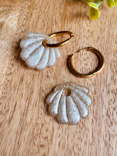 Charger l'image dans la galerie, Duo de pépites coquillage (blanc doré paillettes)