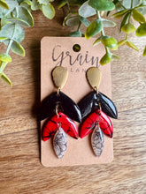 Charger l'image dans la galerie, Boucles d’oreilles en polymère (doré-rouge-noire)