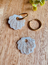 Charger l'image dans la galerie, Duo de pépites coquillage (blanc doré paillettes)