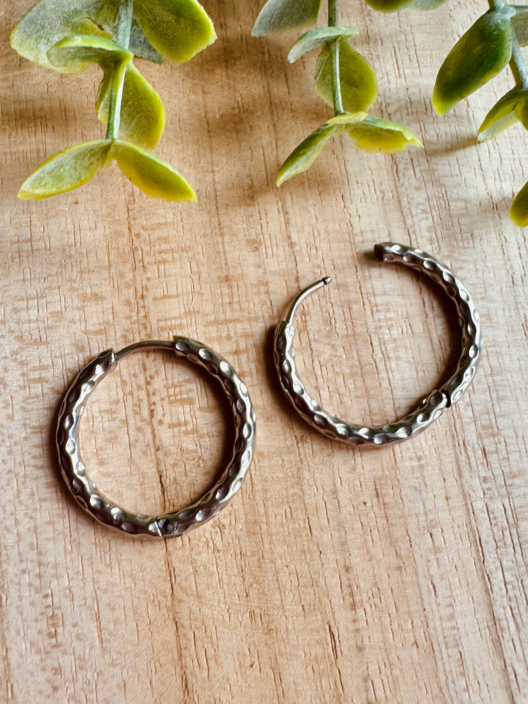 Créoles martelées rondes (21-mm/argentées)
