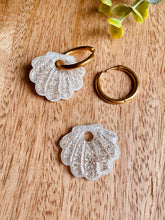 Charger l'image dans la galerie, Duo de pépites coquillage (blanc doré paillettes)