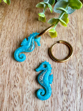 Charger l'image dans la galerie, Duo de pépites hippocampe (turquoise doré paillettes)