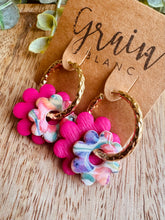 Charger l'image dans la galerie, Créoles double fleurs (créoles martelées dorées)
