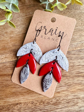 Charger l'image dans la galerie, Boucles d’oreilles en polymère (crème-rouge-gris)