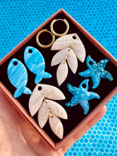 Charger l'image dans la galerie, Kit/Cadeau « duo de pépites » - 3 pampilles + créoles (bleu-crème-doré)