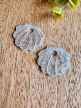 Charger l'image dans la galerie, Duo de pépites coquillage (blanc doré paillettes)