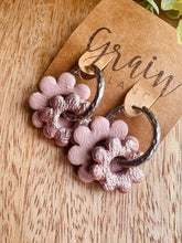 Charger l'image dans la galerie, Créoles double fleurs (rose créoles argentées)
