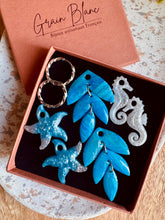 Charger l'image dans la galerie, Kit/Cadeau « duo de pépites » - 3 pampilles + créoles (bleu-crème-argenté )