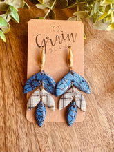 Charger l'image dans la galerie, Boucles d’oreilles en polymère (bleu-creme-doré)