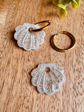 Charger l'image dans la galerie, Duo de pépites coquillage (blanc doré paillettes)