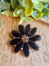 Charger l'image dans la galerie, Broche marguerite 🌼 (noir doré)