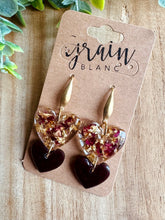 Charger l&#39;image dans la galerie, Boucles résine (fleurs séchées Bordeaux et doré)🤍