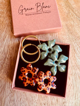 Charger l'image dans la galerie, Kit/Cadeau « duo de pépites » - 2 pampilles + créoles(orange-kaki-doré)