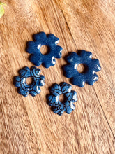 Charger l'image dans la galerie, Duo de pépites doubles mini fleurs (bleu jean)