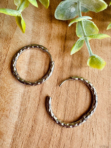 Créoles martelées rondes (24-mm/argentées)