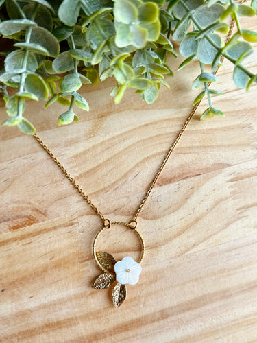 Collier disque avec fleur