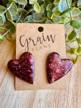 Charger l&#39;image dans la galerie, Boucles coeur en résine🤍 (paillettes bordeaux)