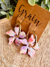 Charger l'image dans la galerie, Créoles &amp; fleurs (beige rose saumon )