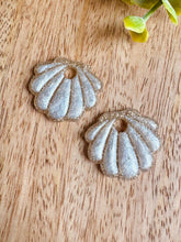 Charger l'image dans la galerie, Duo de pépites coquillage (blanc doré paillettes)