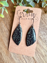 Charger l'image dans la galerie, Boucles d’oreilles en polymère (kaki imprimé dentelle)