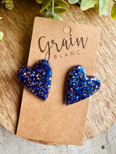 Charger l&#39;image dans la galerie, Boucles coeur en résine (paillettes bleues électriques  argentées)