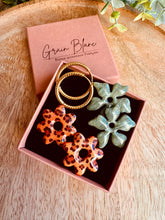 Charger l'image dans la galerie, Kit/Cadeau « duo de pépites » - 2 pampilles + créoles(orange-kaki-doré)