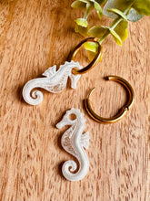 Charger l'image dans la galerie, Duo de pépites hippocampe (blanc doré paillettes)