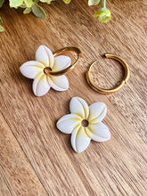 Charger l'image dans la galerie, Duo de pépites fleurs de Tiaré 🌺 (blanc coeur jaune)