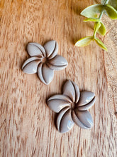 Charger l'image dans la galerie, Duo de pépites fleurs de Tiaré 🌺 (taupe cœur chocolat)