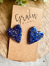 Charger l&#39;image dans la galerie, Boucles coeur en résine (paillettes bleues électriques  argentées)