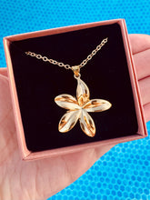 Charger l'image dans la galerie, Collier fleur haïtienne doré