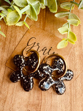 Charger l&#39;image dans la galerie, Boucles résine duo de pépites (noires paillettes)