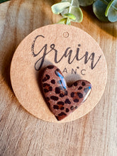 Charger l'image dans la galerie, Pin’s en polymère Léo