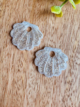 Charger l'image dans la galerie, Duo de pépites coquillage (blanc doré paillettes)