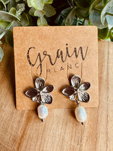 Charger l&#39;image dans la galerie, Petites fleurs &amp; perles d’eau douce (argenté)