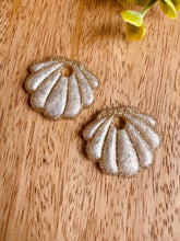 Charger l'image dans la galerie, Duo de pépites coquillage (blanc doré paillettes)