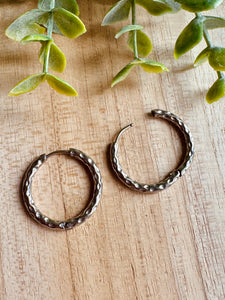 Créoles martelées rondes (21-mm/argentées)