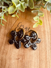 Charger l&#39;image dans la galerie, Boucles résine duo de pépites (noires paillettes)