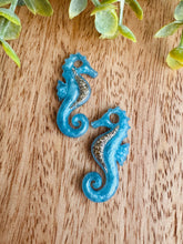 Charger l'image dans la galerie, Duo de pépites hippocampe (bleu doré paillettes)