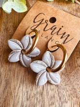 Charger l'image dans la galerie, Créoles fleur de Tiaré (taupe créoles dorées )