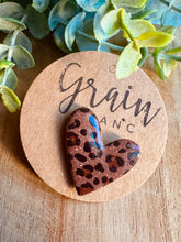 Charger l'image dans la galerie, Pin’s en polymère Léo