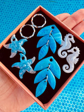 Charger l'image dans la galerie, Kit/Cadeau « duo de pépites » - 3 pampilles + créoles (bleu-crème-argenté )