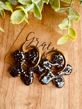 Charger l&#39;image dans la galerie, Boucles résine duo de pépites (noires paillettes)